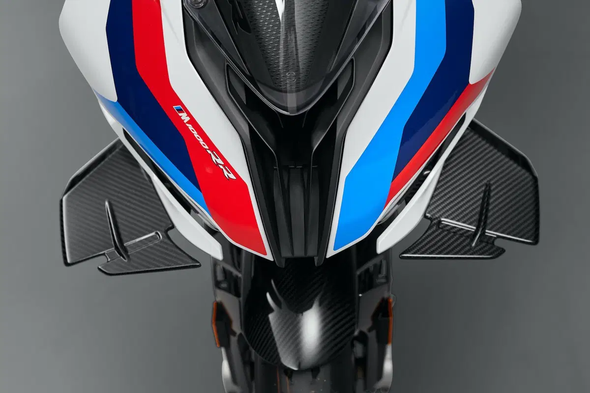 Nuova BMW M1000RR: 212 cavalli, 196 kg e aerodinamica da GP (2)