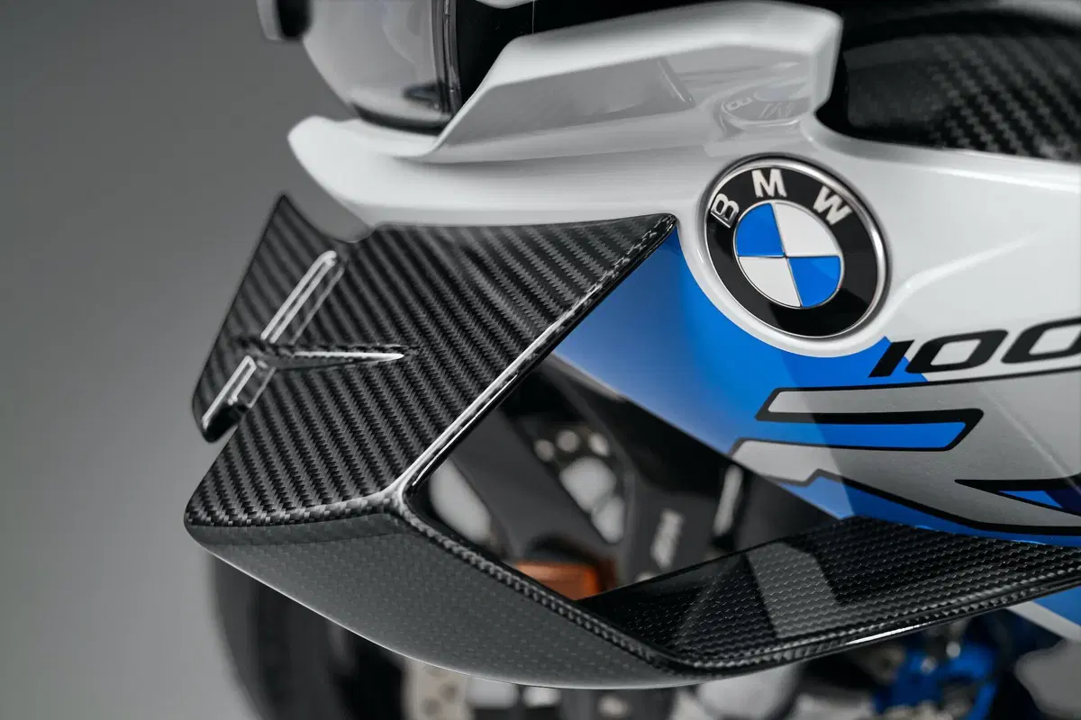 Nuova BMW M1000RR: 212 cavalli, 196 kg e aerodinamica da GP (3)