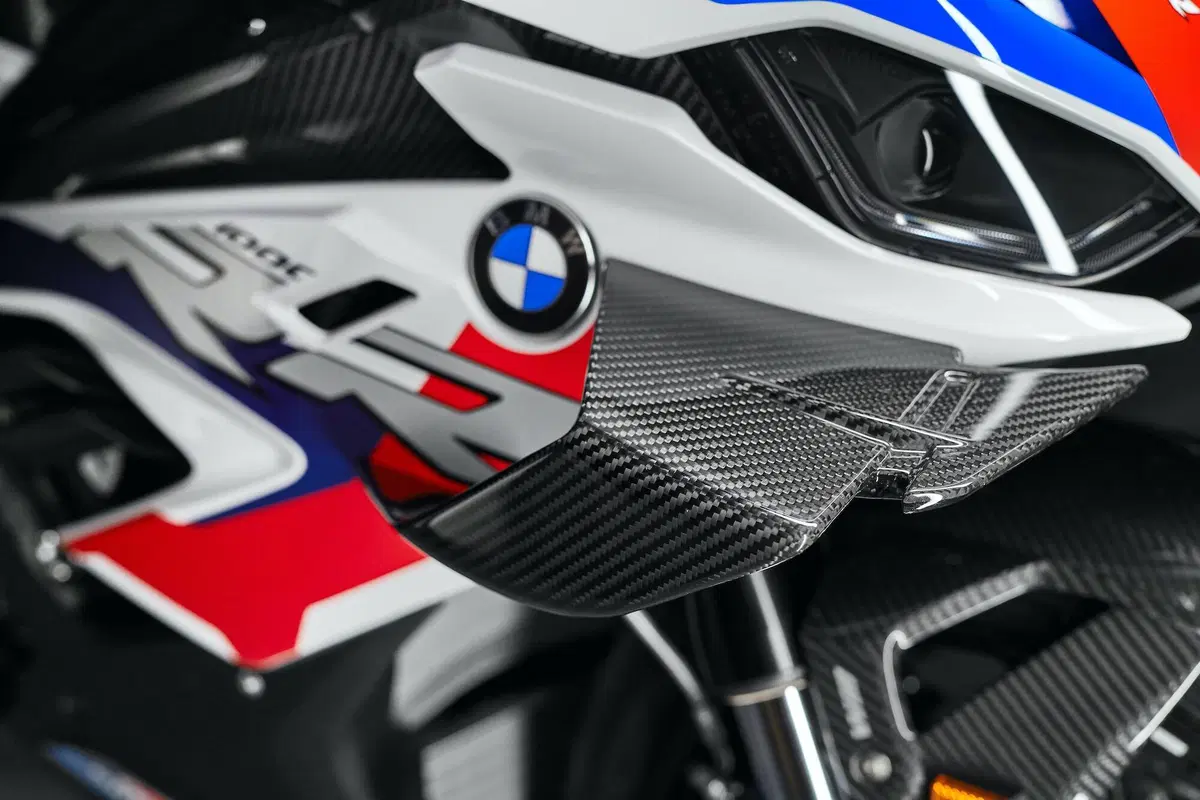 Nuova BMW M1000RR: 212 cavalli, 196 kg e aerodinamica da GP (4)