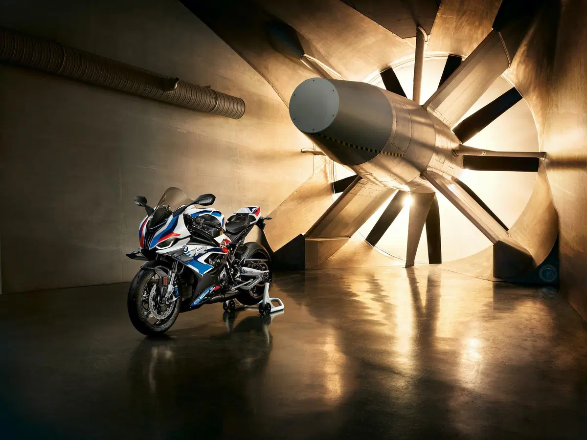 Nuova BMW M1000RR: 212 cavalli, 196 kg e aerodinamica da GP (5)