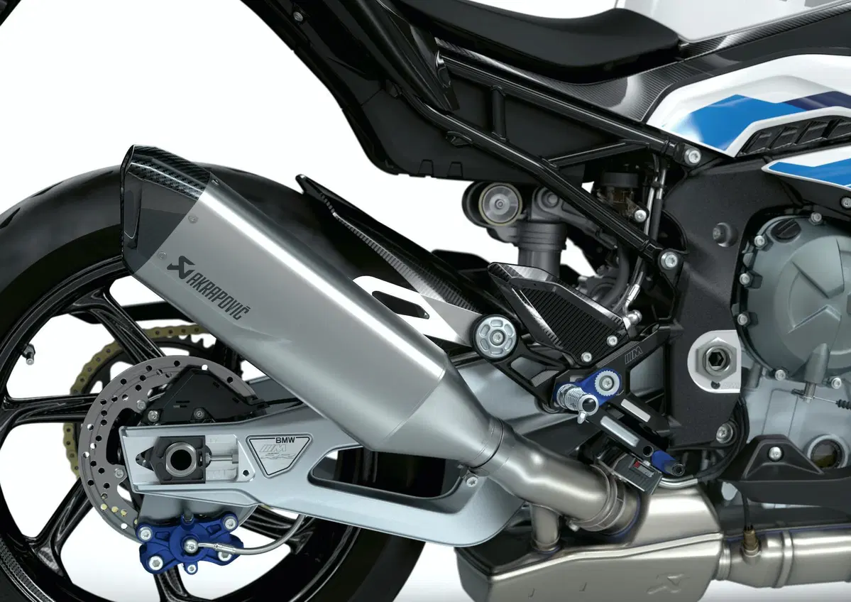 Nuova BMW M1000RR: 212 cavalli, 196 kg e aerodinamica da GP (6)