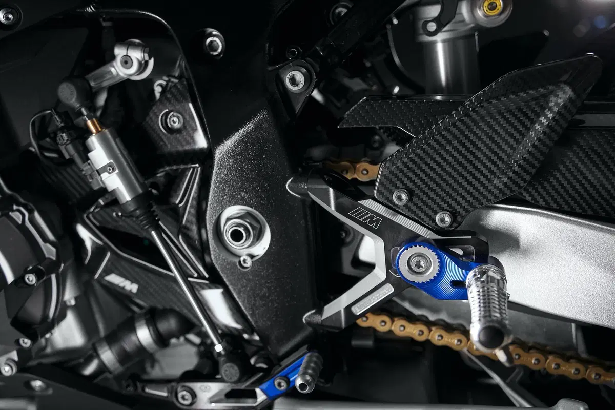 Nuova BMW M1000RR: 212 cavalli, 196 kg e aerodinamica da GP (9)