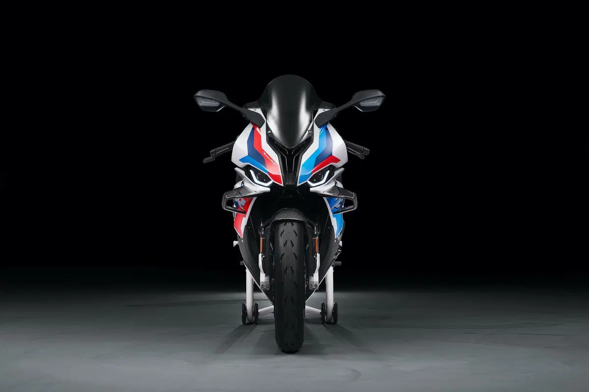 Nuova BMW M1000RR: 212 cavalli, 196 kg e aerodinamica da GP