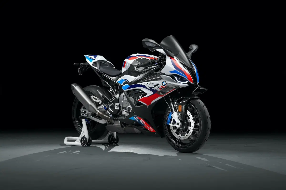 Nuova BMW M1000RR: 212 cavalli, 196 kg e aerodinamica da GP (3)