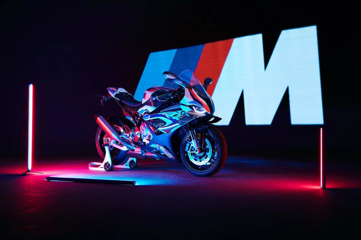 Nuova BMW M1000RR: 212 cavalli, 196 kg e aerodinamica da GP (4)
