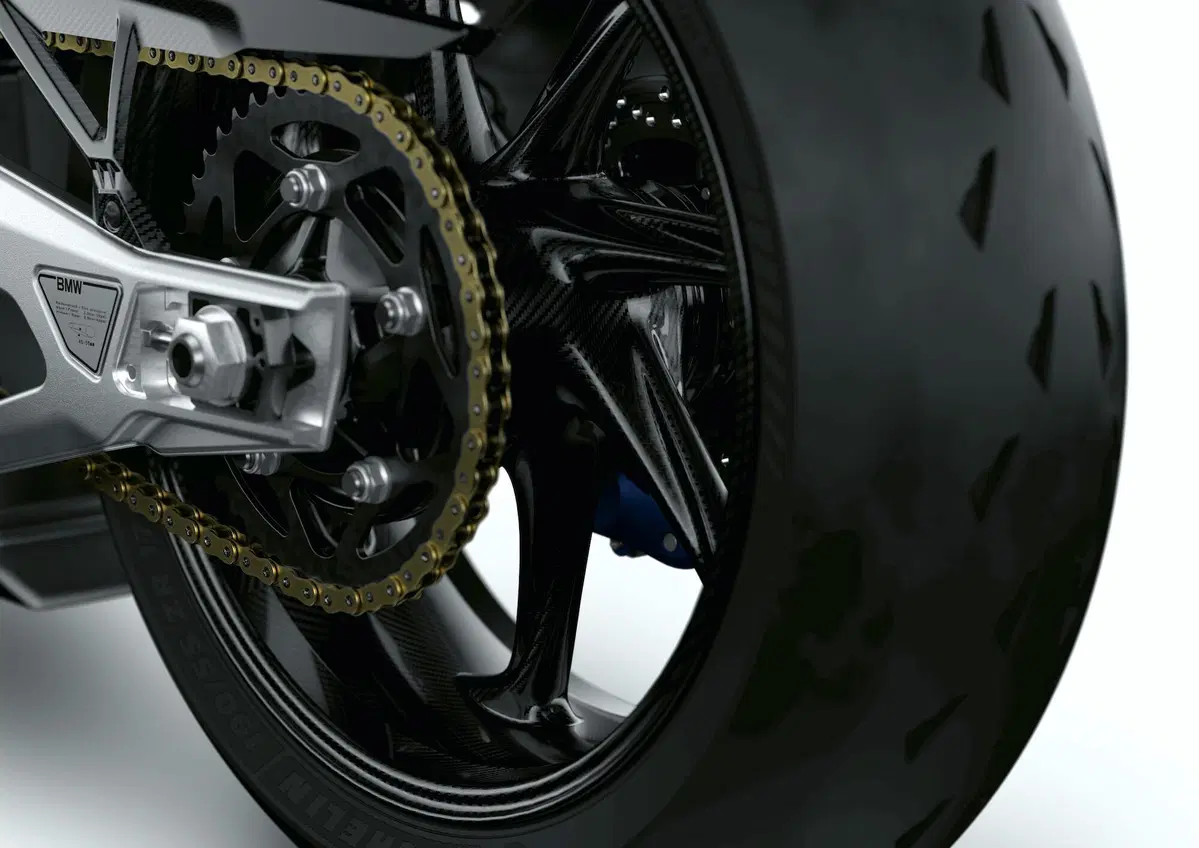 Nuova BMW M1000RR: 212 cavalli, 196 kg e aerodinamica da GP (7)