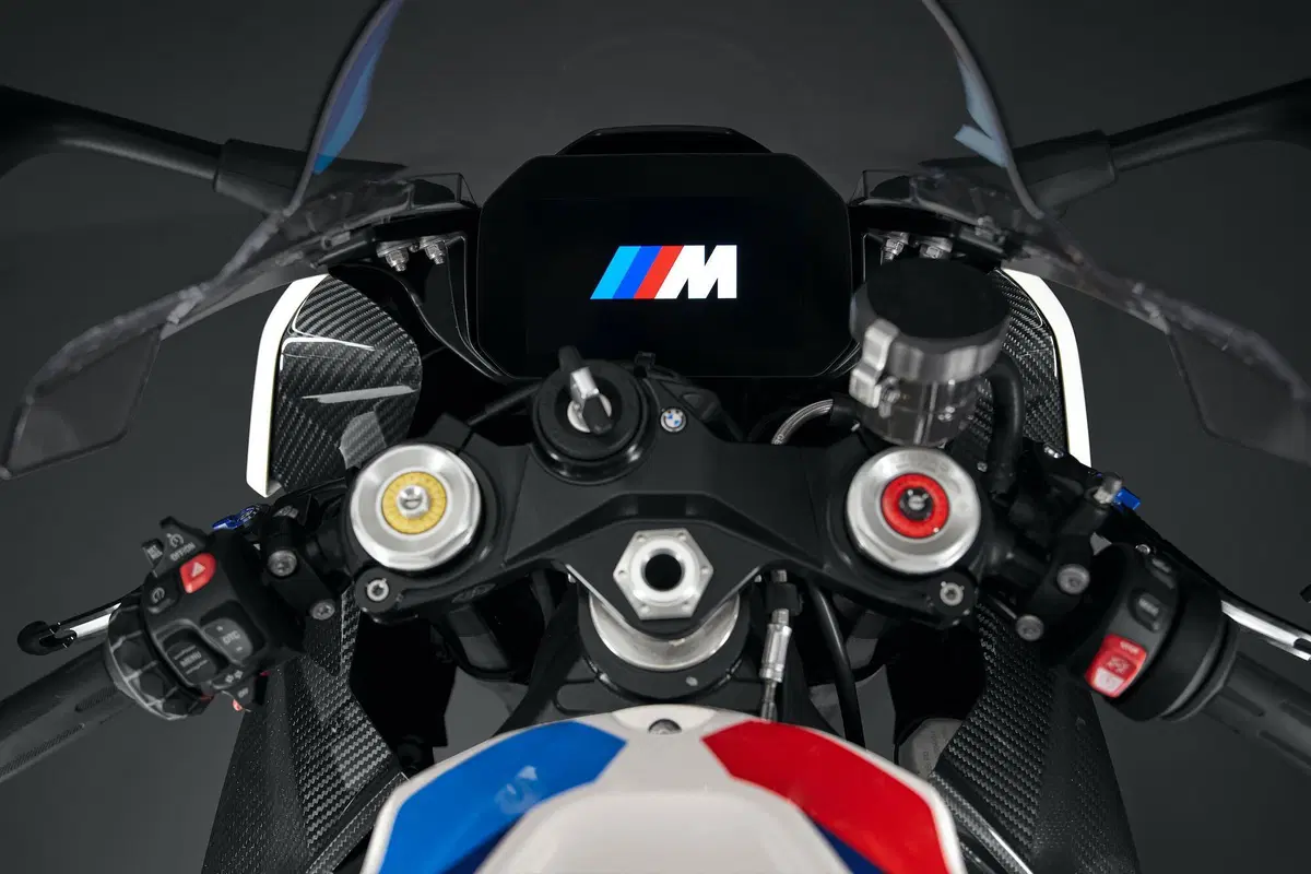 Nuova BMW M1000RR: 212 cavalli, 196 kg e aerodinamica da GP (8)