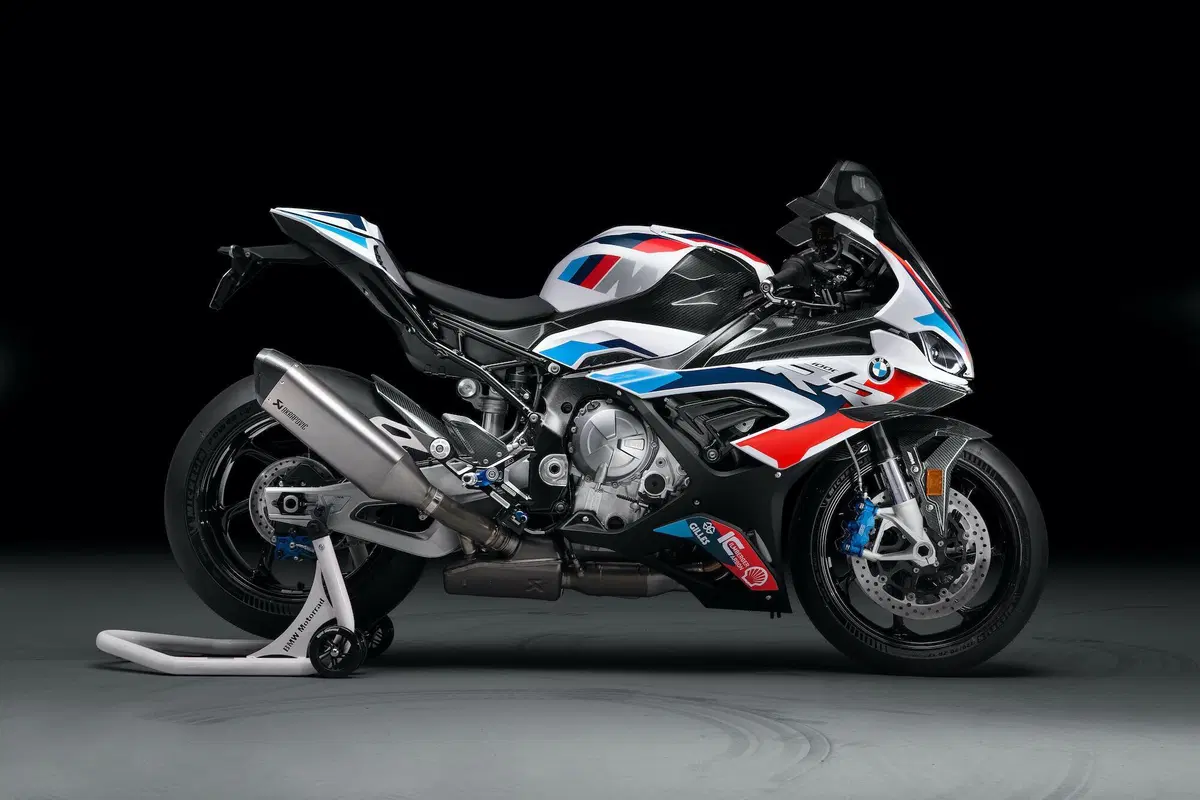 Nuova BMW M1000RR: 212 cavalli, 196 kg e aerodinamica da GP (9)