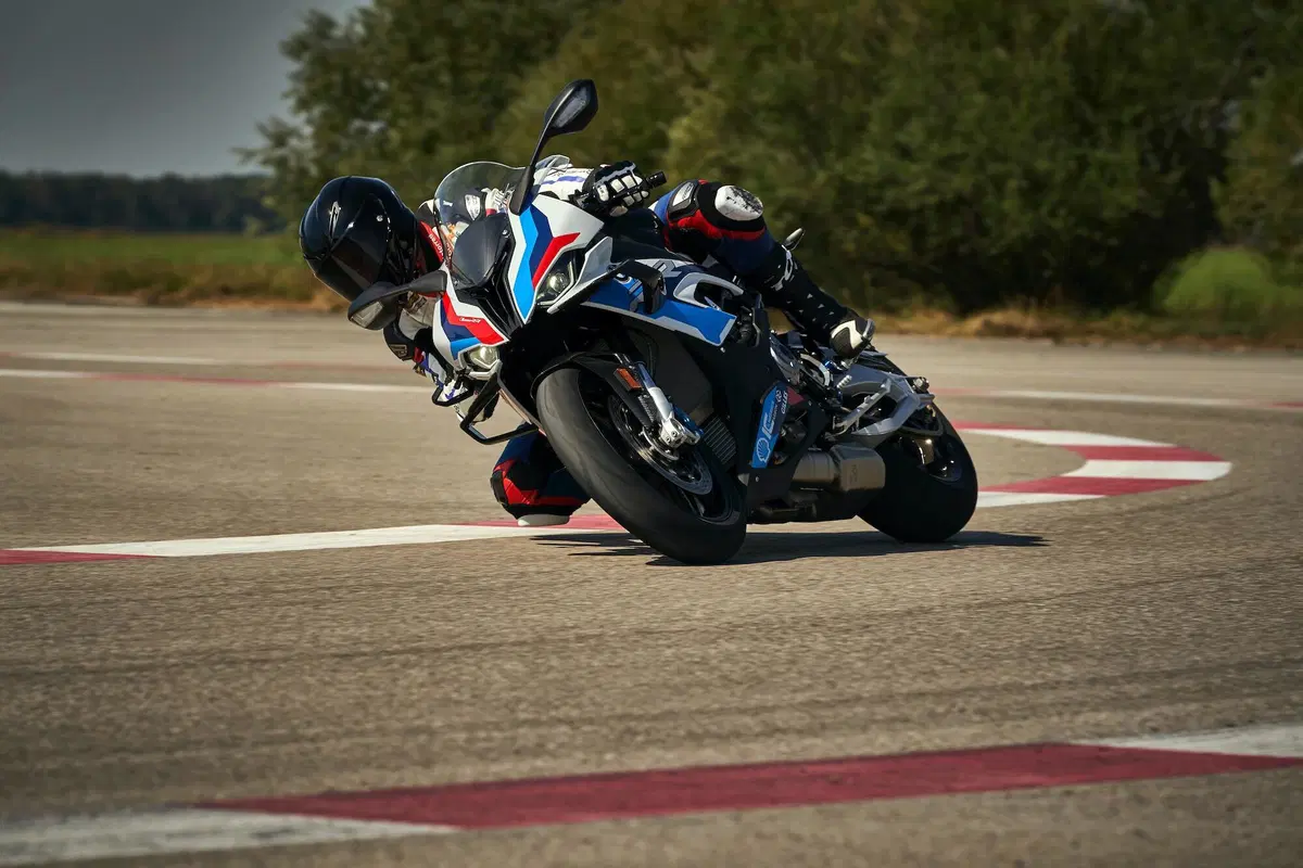Nuova BMW M1000RR: 212 cavalli, 196 kg e aerodinamica da GP (10)