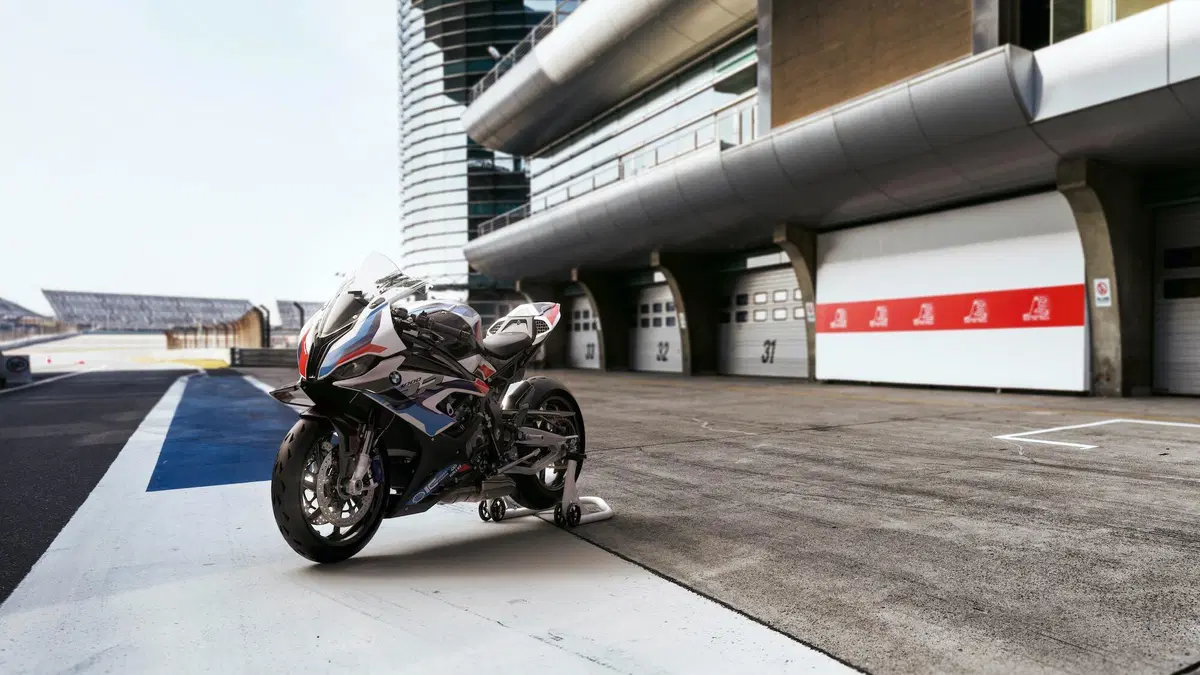 Nuova BMW M1000RR: 212 cavalli, 196 kg e aerodinamica da GP (11)
