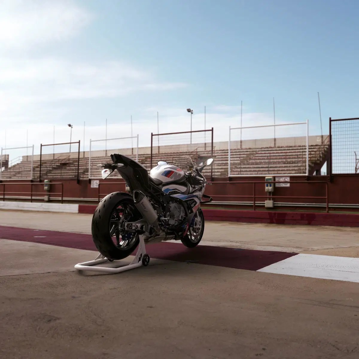 Nuova BMW M1000RR: 212 cavalli, 196 kg e aerodinamica da GP (12)