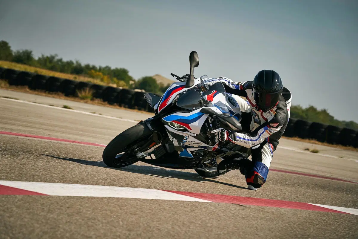Nuova BMW M1000RR: 212 cavalli, 196 kg e aerodinamica da GP (13)