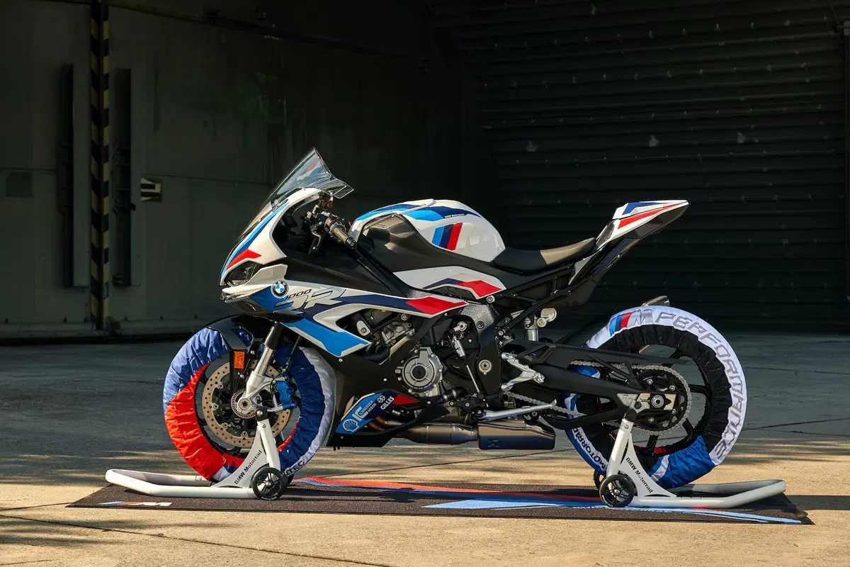 Nuova BMW M1000RR: 212 cavalli, 196 kg e aerodinamica da GP (15)