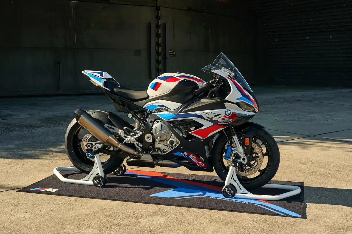 Nuova BMW M1000RR: 212 cavalli, 196 kg e aerodinamica da GP (18)