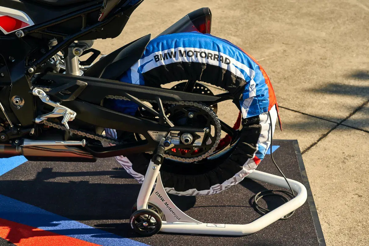 Nuova BMW M1000RR: 212 cavalli, 196 kg e aerodinamica da GP (19)