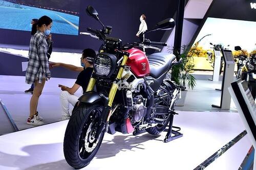 VOGE 500AC. Naked neo-sport (2)