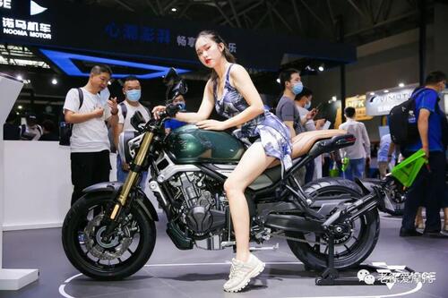 VOGE 500AC. Naked neo-sport (7)