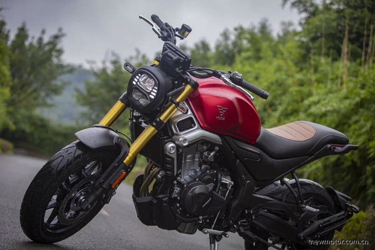 VOGE 500AC. Naked neo-sport