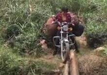 Cina: le strade impossibili delle motocicliste-operaie [VIDEO VIRALE]