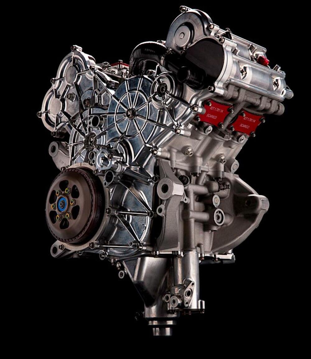 I motori delle odierne MotoGP, come questo Ducati, sono tutti a quattro cilindri di 1000 cm3 (la cilindrata unitaria &egrave; quindi 250 cm3) e come stabilito dal regolamento hanno un alesaggio massimo di 81 mm. Sono raffreddati ad acqua e hanno la distribuzione bialbero a quattro valvole per cilindro