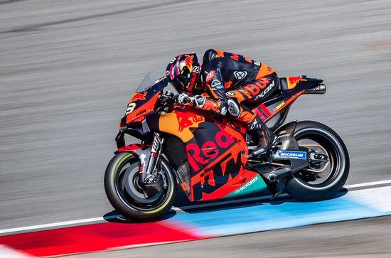 Le MotoGP, come la splendida KTM di Binder qui fotografata in piena azione, sono in grado di fornire prestazioni straordinarie. Le potenze sono dell’ordine di 265 CV o poco più e i regimi di rotazione possono anche superare i 16.500 giri/min