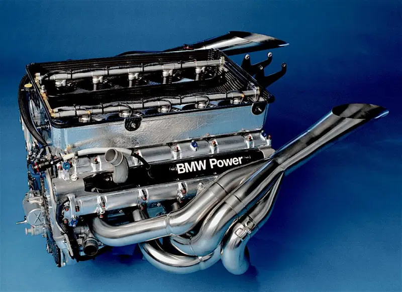 I V10 di Formula Uno aspirati dei primi anni Duemila erano autentici &ldquo;mostri&rdquo; in fatto di prestazioni. Avevano una cilindrata unitaria di 300 cm3 e sono arrivati a superare i 19000 giri/min e i 300 CV/litro. Il merito va anche a una corsa inferiore alla met&agrave; dell&rsquo;alesaggio!