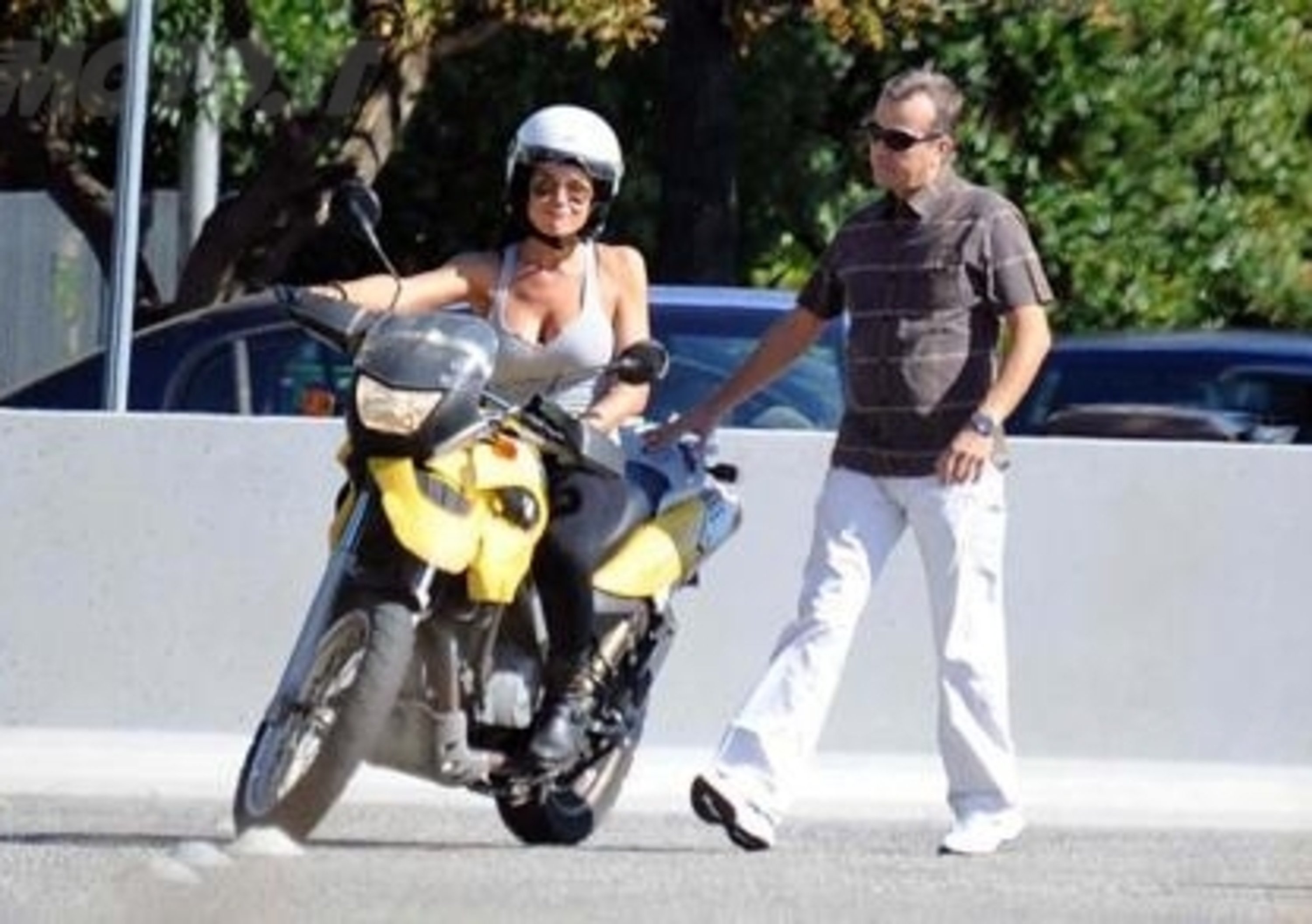 Nicole Minetti prende la patente della moto. Ecco la sua prova pratica