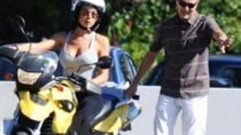 Nicole Minetti prende la patente della moto. Ecco la sua prova pratica