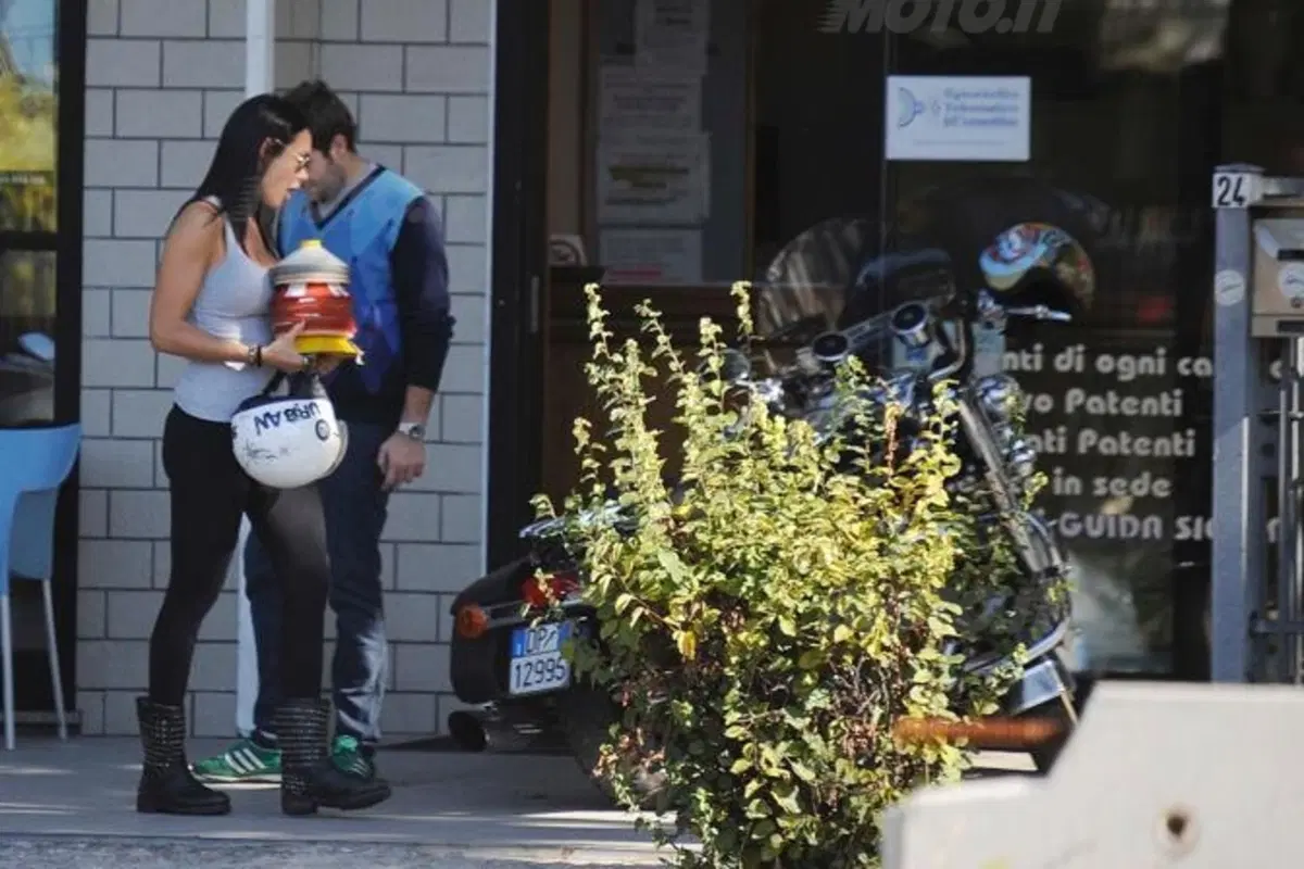 Nicole Minetti prende la patente della moto. Ecco la sua prova pratica