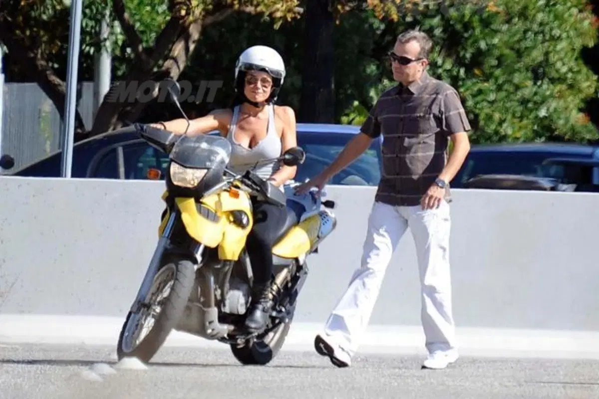 Nicole Minetti prende la patente della moto. Ecco la sua prova pratica (3)