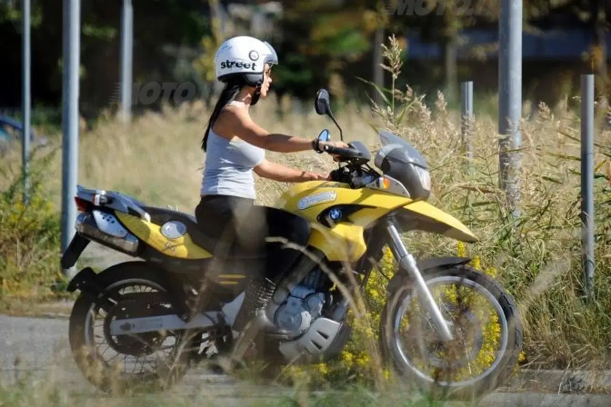 Nicole Minetti prende la patente della moto. Ecco la sua prova pratica (4)
