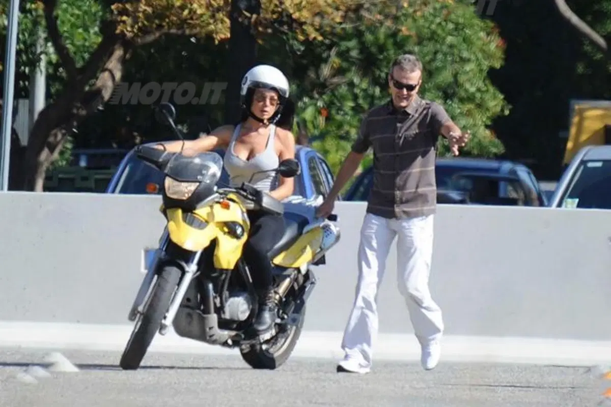 Nicole Minetti prende la patente della moto. Ecco la sua prova pratica (5)