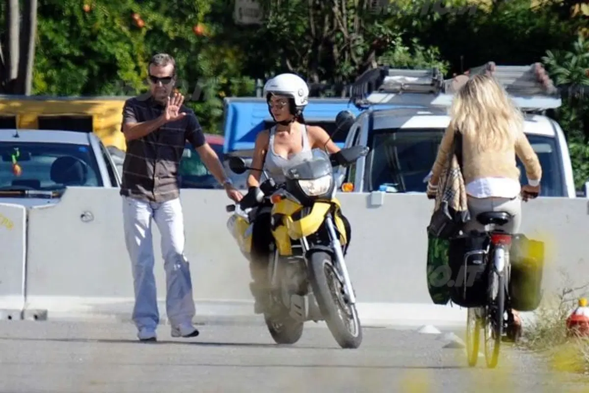 Nicole Minetti prende la patente della moto. Ecco la sua prova pratica (6)