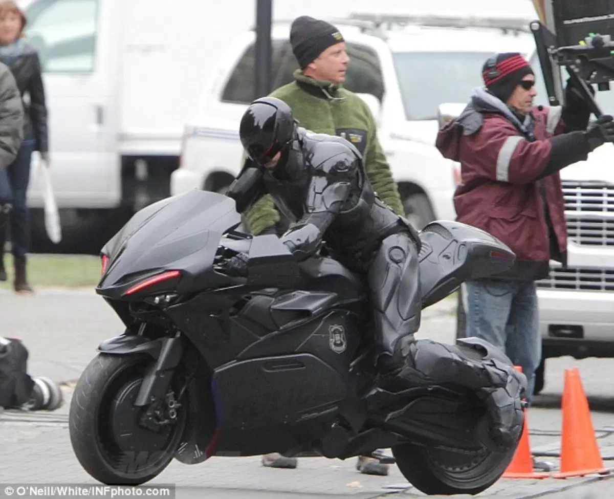 Ehi, Robocop! Bella moto, cos'è? (2)
