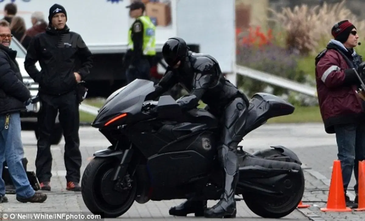 Ehi, Robocop! Bella moto, cos'è? (3)
