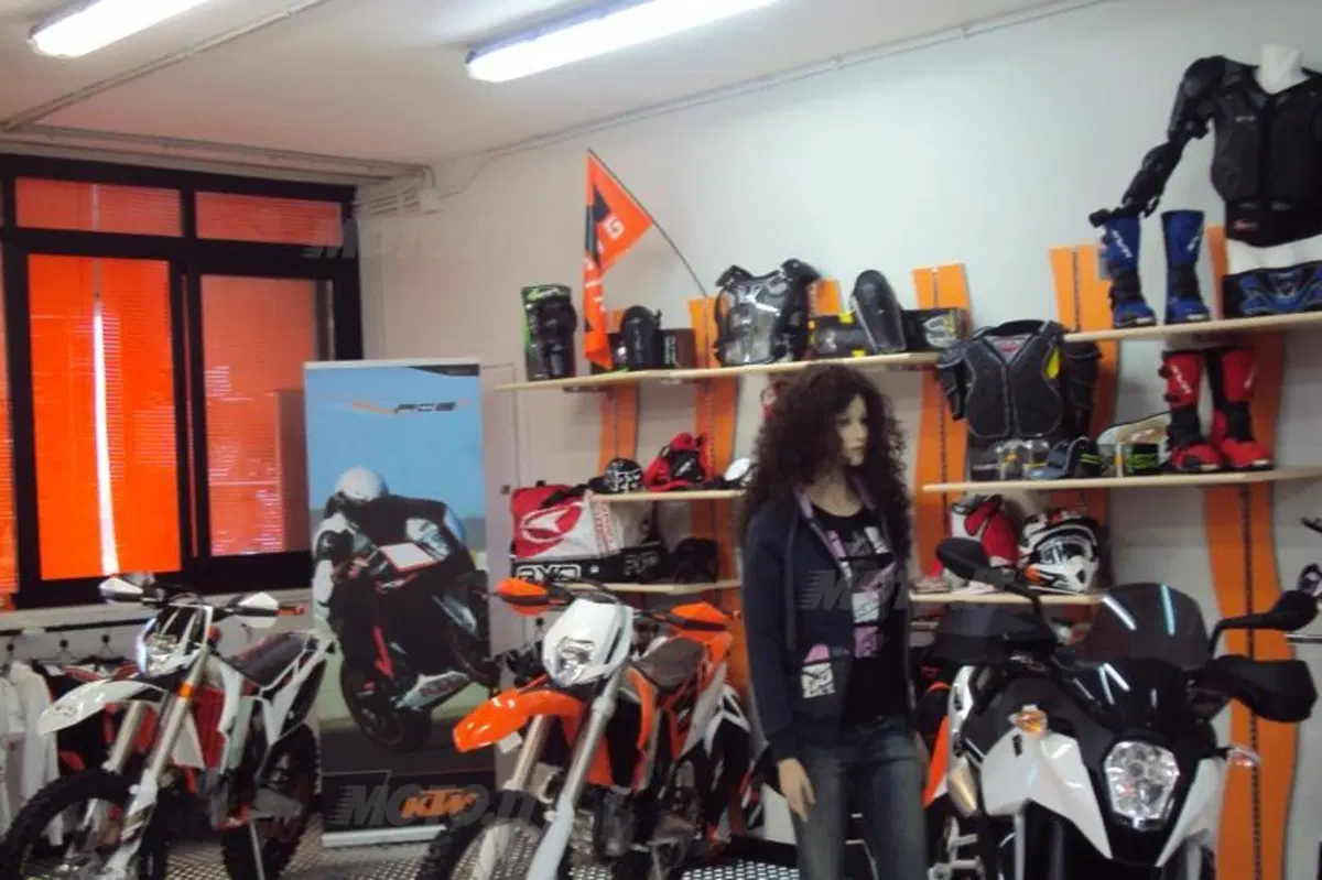 Tony Cairoli inaugura la nuova concessionaria KTM a Civitavecchia  (7)