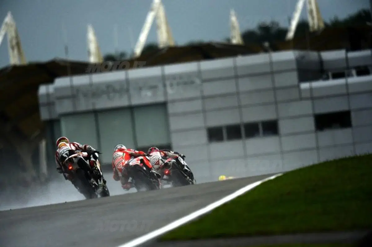 Le foto più spettacolari del GP di Sepang (16)