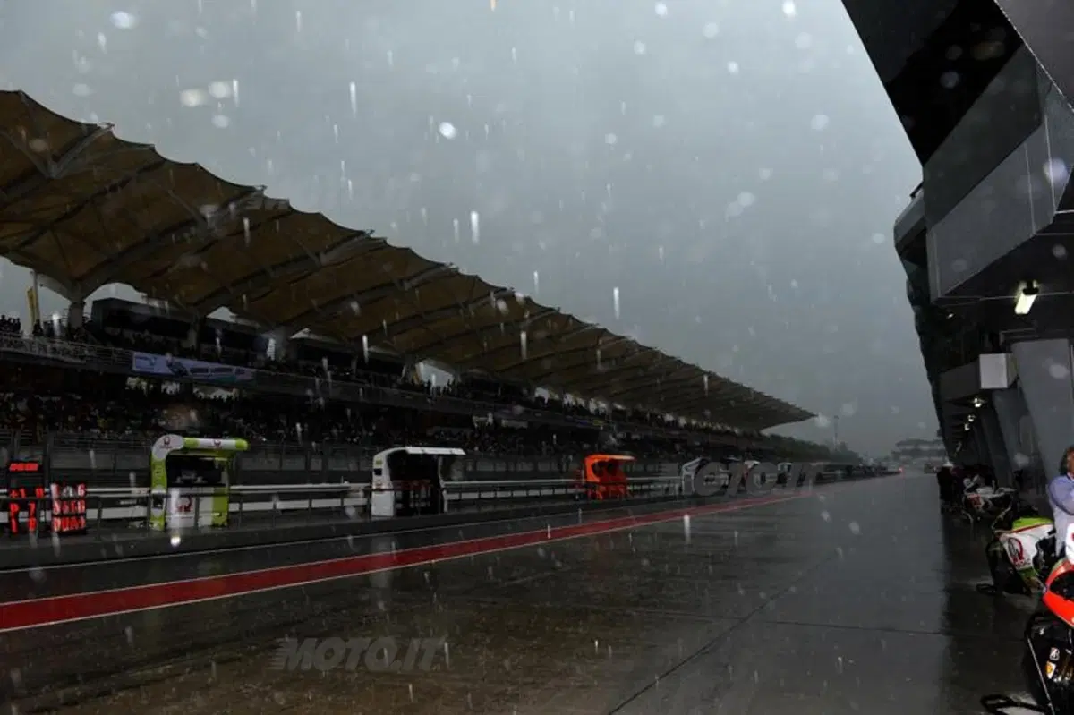Le foto più spettacolari del GP di Sepang (23)