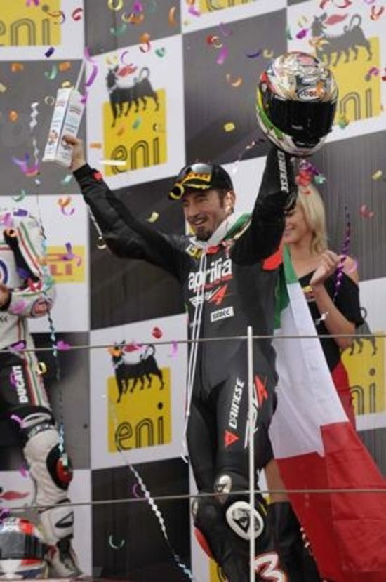 Aprilia festeggia il Campione del Mondo SBK 2012 Max Baggi