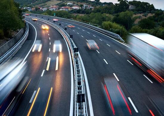 Monopattino elettrico. 10 km in autostrada prima di essere fermato