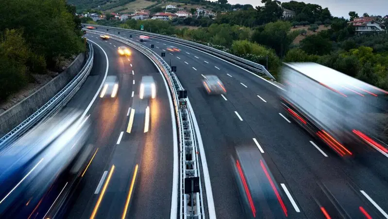 Monopattino elettrico. 10 km in autostrada prima di essere fermato