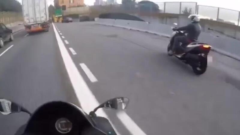 Motocislista vs scooterista: il video del litigio &egrave; ancora un must in rete [VIDEO VIRALE]