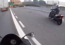 Motocislista vs scooterista: il video del litigio è ancora un must in rete [VIDEO VIRALE]
