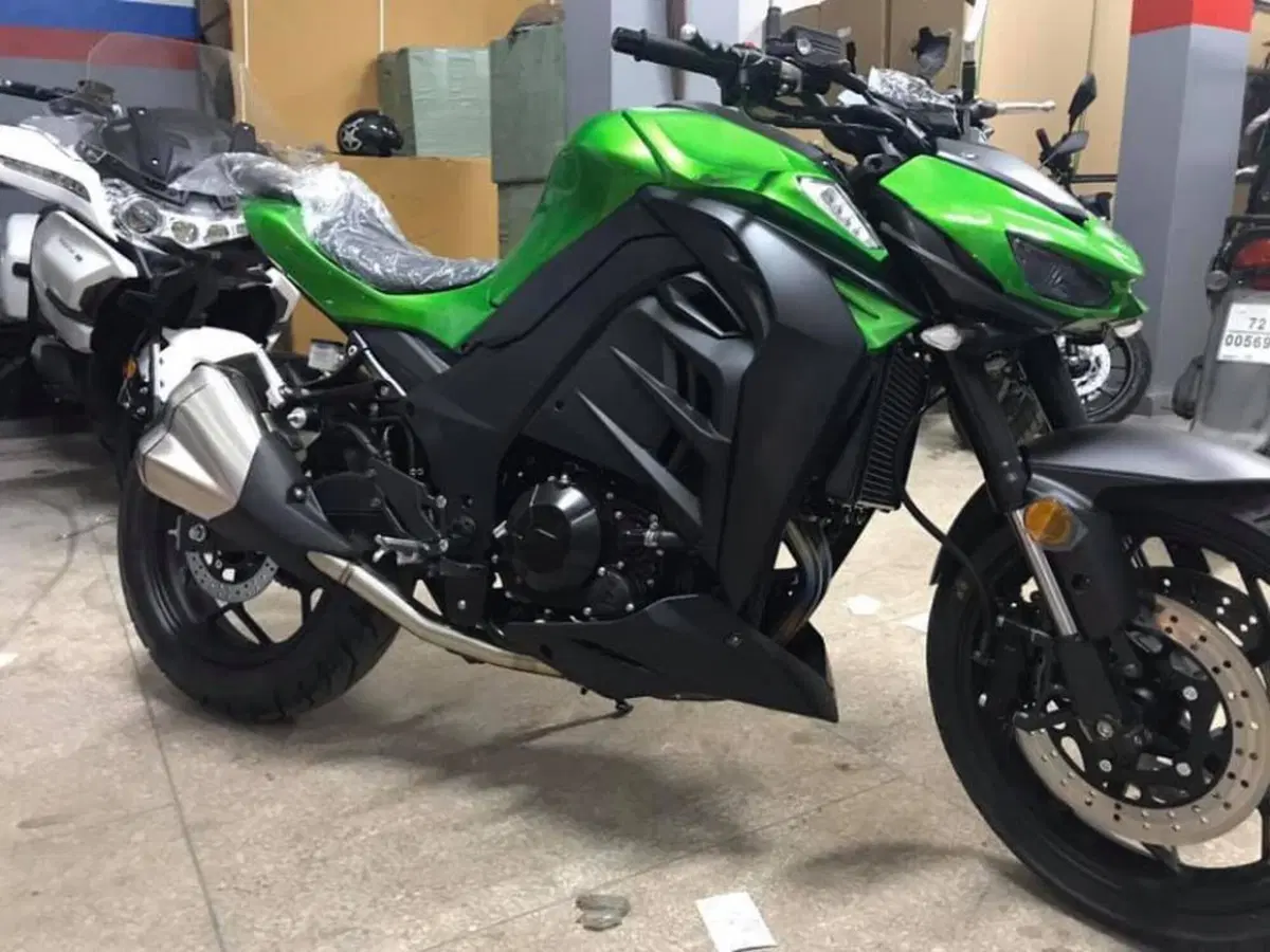 Ehi, una Kawasaki Z1000... ah, no, è una Yamax Z400! (3)