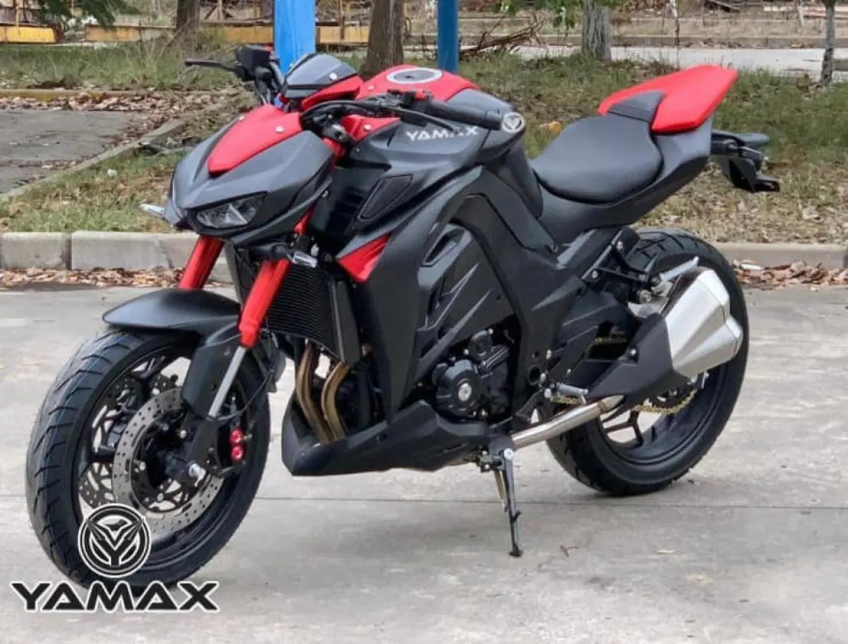 Ehi, una Kawasaki Z1000... ah, no, è una Yamax Z400!