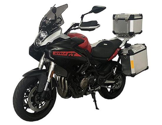 QJ Stels 650GS. Con il motore Benelli 650 a quattro cilindri