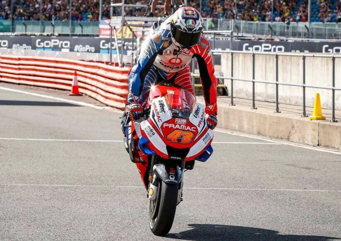 Quasi 5.000 &euro; per la visiera di Quartararo messa all'asta da Miller