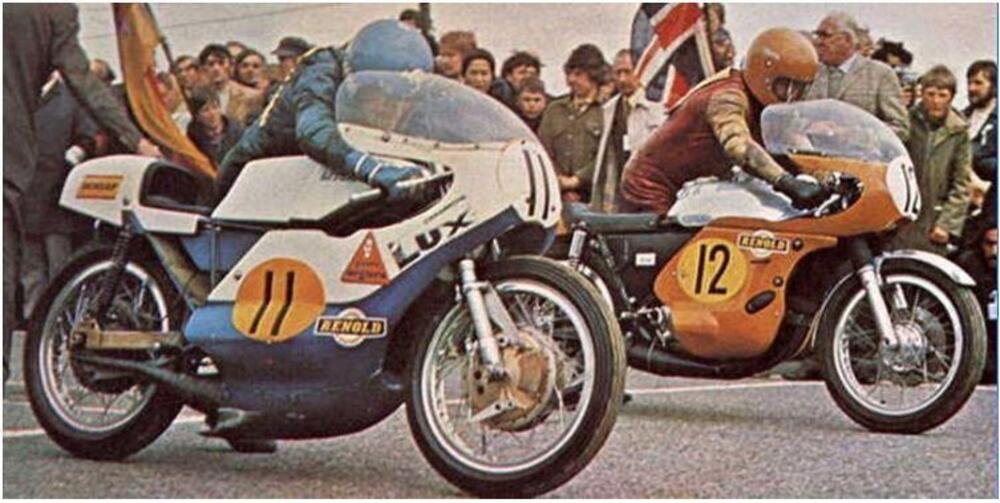 Jack Findlay (n.11) e la Jada al Senior TT del 1972