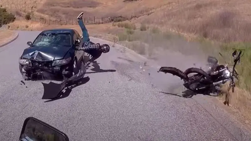 L'auto invade la corsia e travolge la sua moto: harleysta miracolato dopo il volo [VIDEO CHOC]