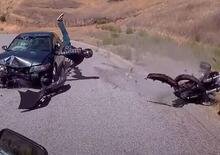 L'auto invade la corsia e travolge la sua moto: harleysta miracolato dopo il volo [VIDEO CHOC]